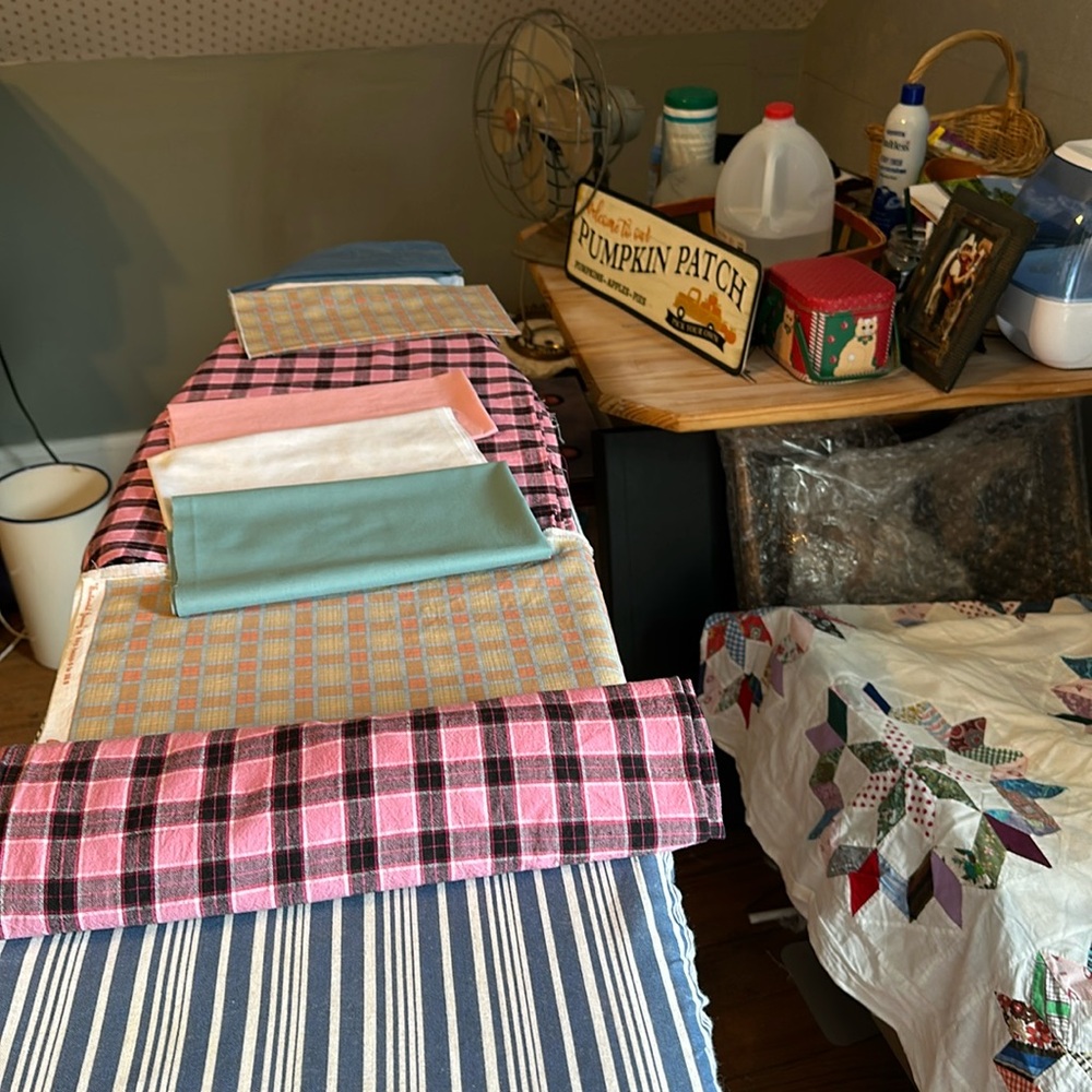 Ready-to-use HUGE QUILTING fat quarters & bonus material for strips and trims.